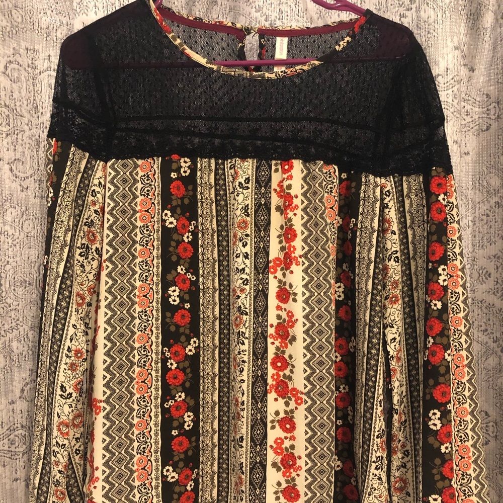 ✨3/$20✨Pretty floral blouse with lace detail 🖤🍂